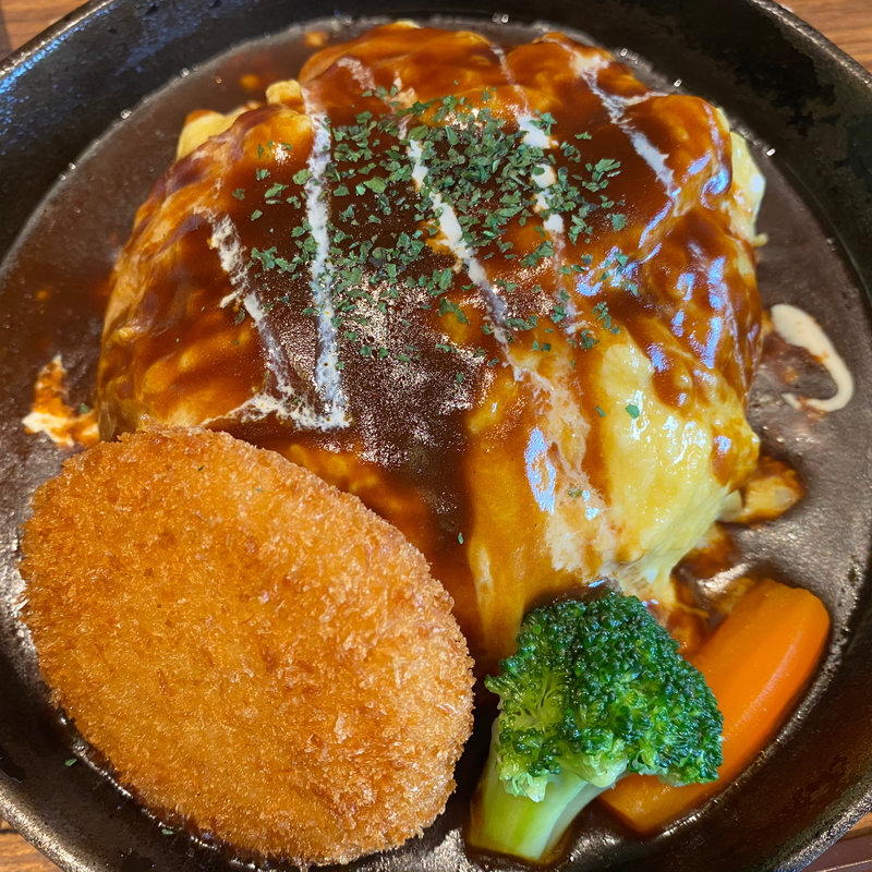 とろとろ卵のオムライス　サラダミニパフェセット(桜街茶房)