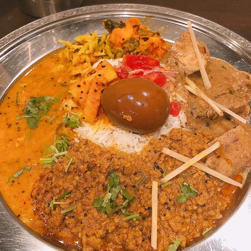 チキンマライティッカと牛豚エスニックキーマのあいがけ台湾煮玉子トピ(百薫香辛食堂)