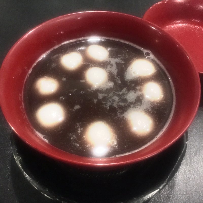 小豆たっぷりの温かい白玉ぜんざい(黒文字や)