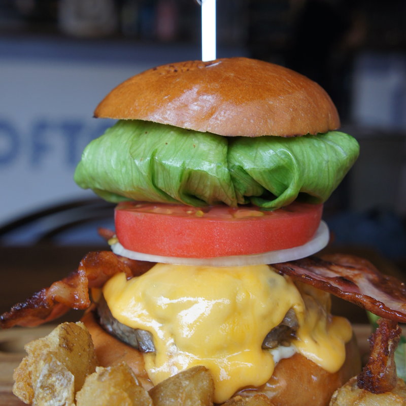 クリスピーベーコンチーズバーガー(ROOFTOPS)