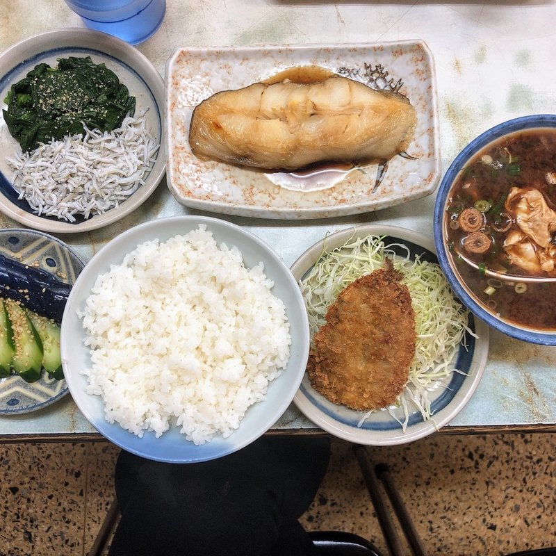 おかず色々定食仕立て(カレイの煮付け アジフライ 漬物 玉赤)(はやし食堂)
