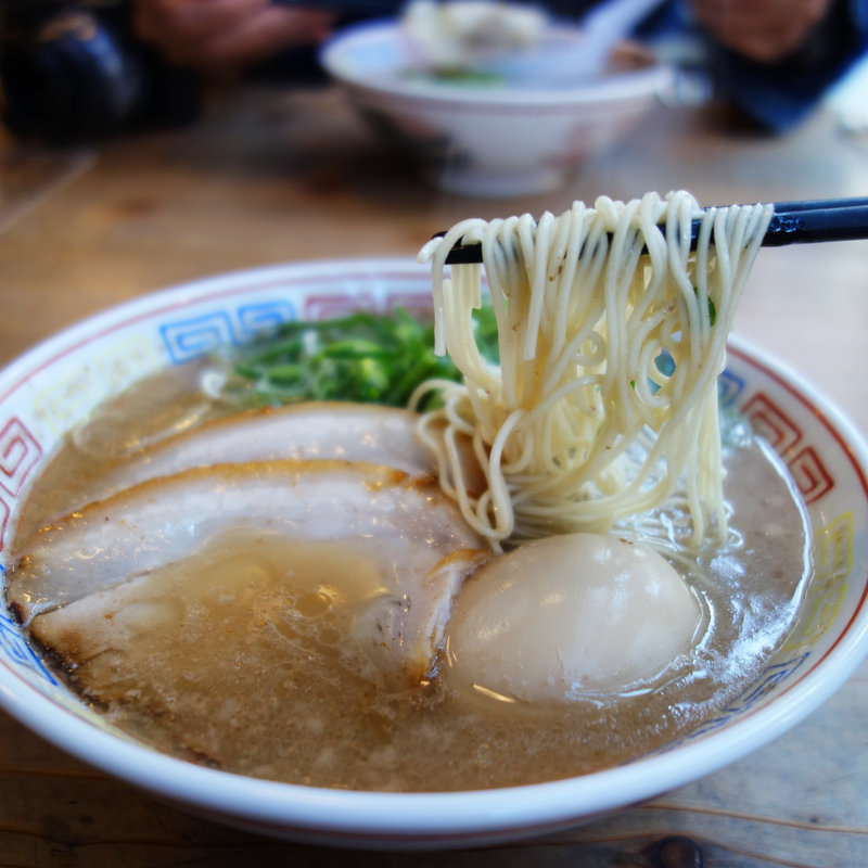 半熟煮玉子入りのラーメン(博多だるま 総本店)
