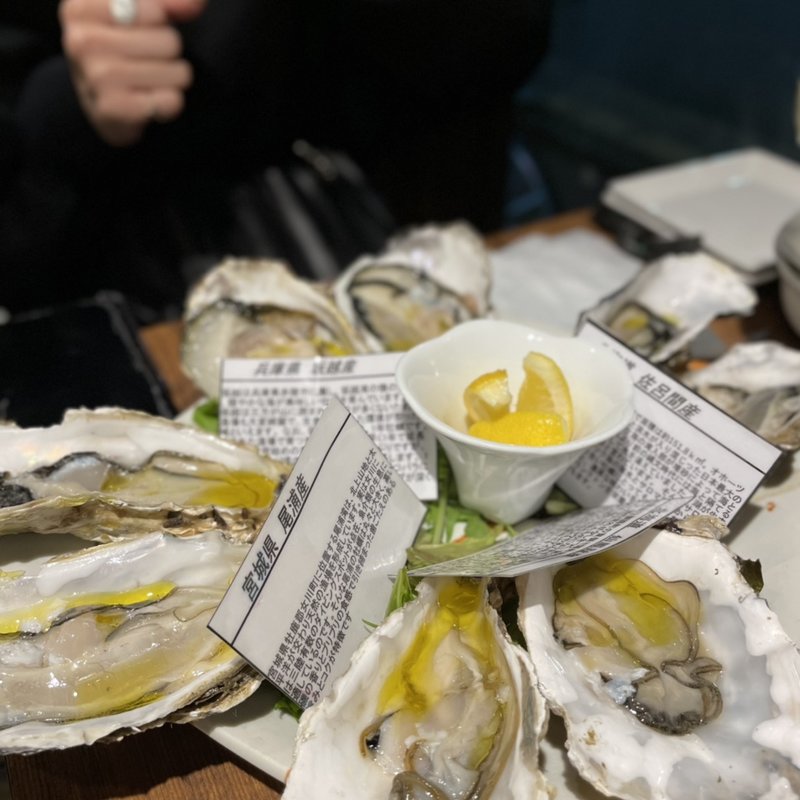 生牡蠣4種(貝と白ワインのバル KAKIMARU 七条店)