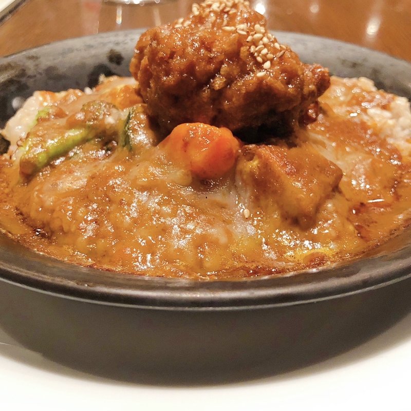 焼ヴィーガンチーズカレー （タイ風） ソイミート油淋鶏トッピング(自由が丘 T’s レストラン TOKYO VEGAN RESTAURANT)