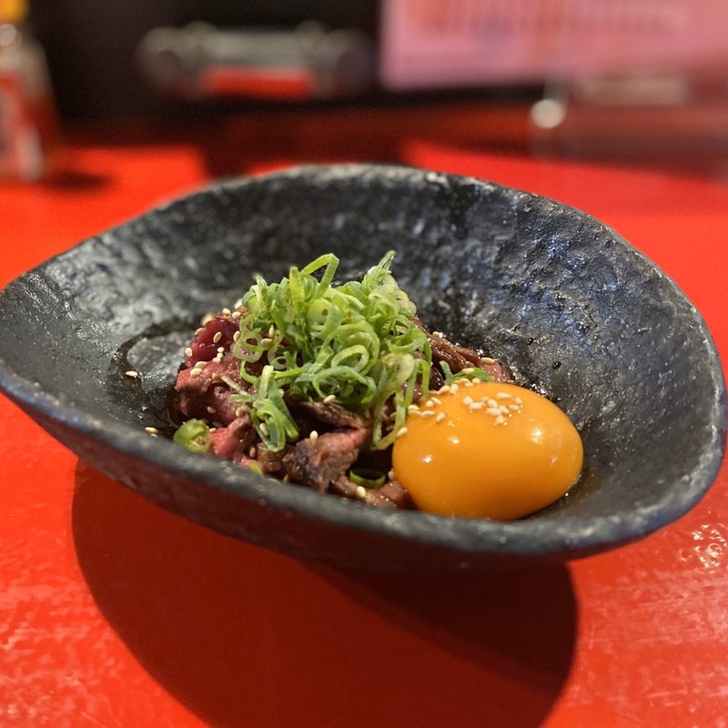 国産牛カルビ炙りユッケ(牛串焼き 新羅)