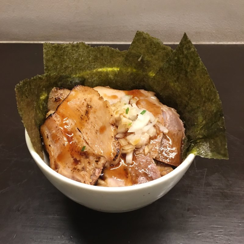 豚清湯ラーメンのトッピングで自作丼(博多とんこつ 豚の足跡)