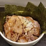 豚清湯ラーメンのトッピングで自作丼(博多とんこつ 豚の足跡)