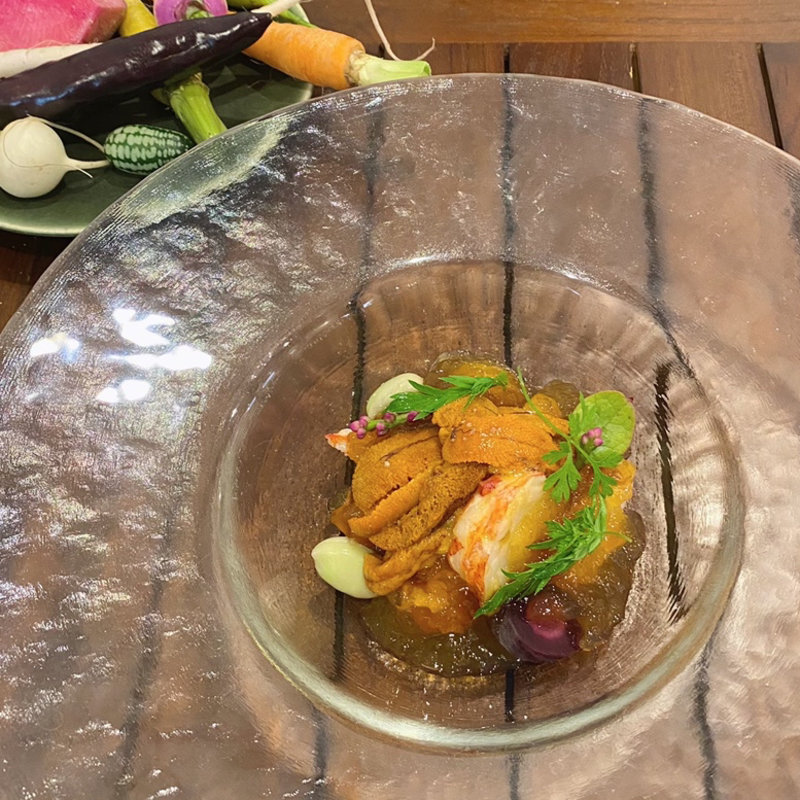 オマール海老のコンソメジュレと 北海道利尻の雲丹をのせて(Cultiver)