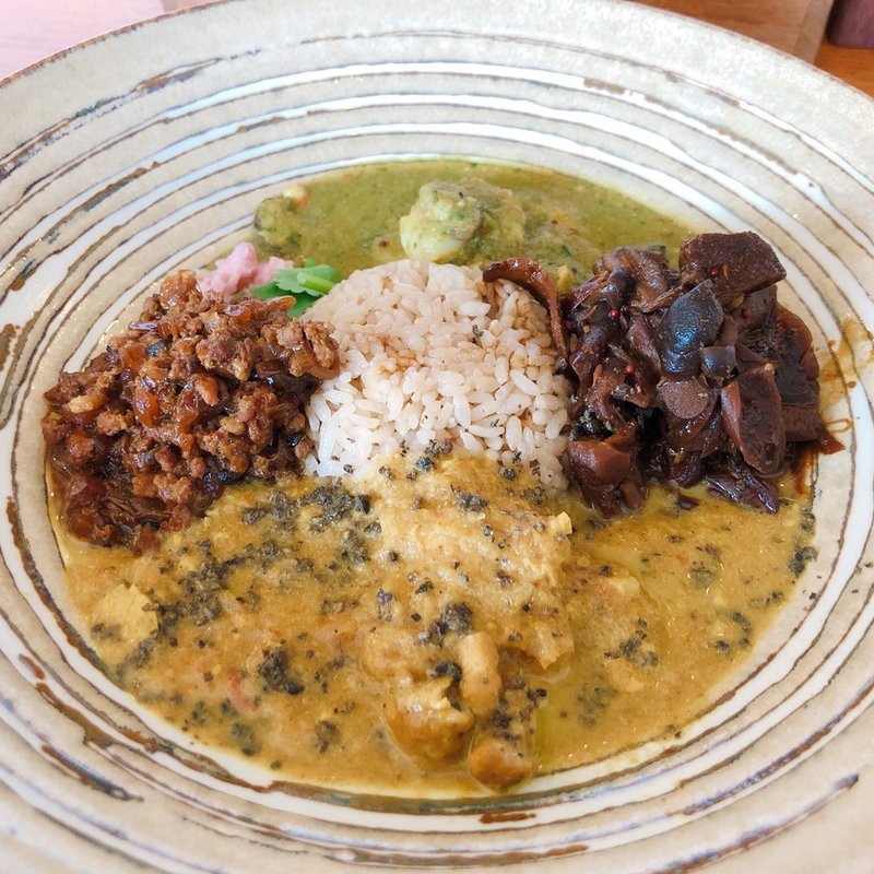 ランチセット（カレー4種）(レカマヤジフ)