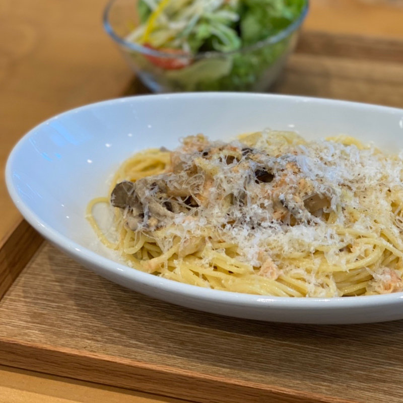 サーモンとキノコのクリームパスタ(オレンジカフェ-Orange Cafe)