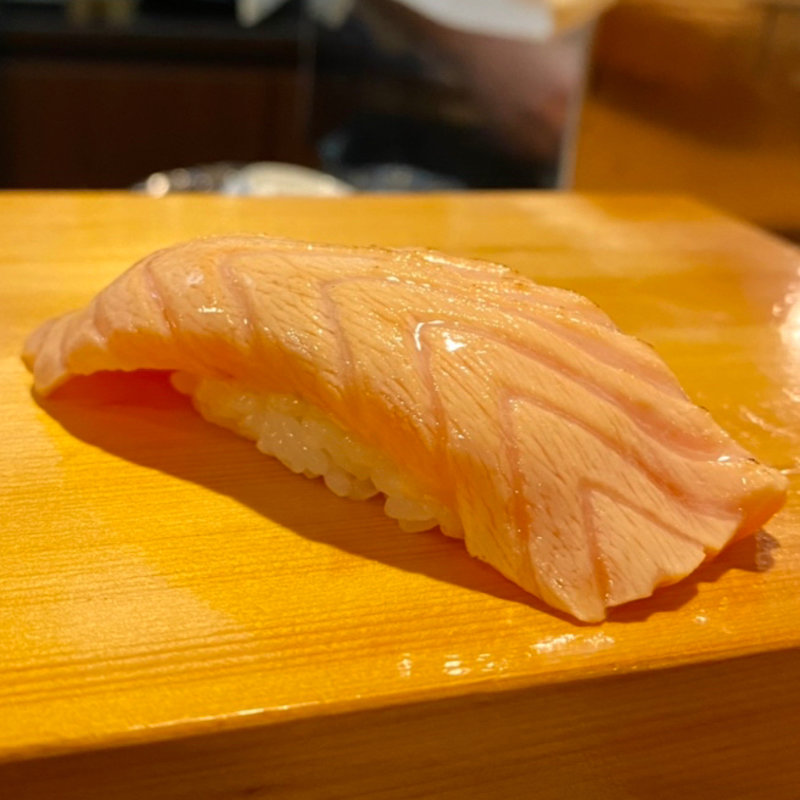 サーモン炙り（にぎり）(寿司居酒屋 ゲゲゲの三丁目)