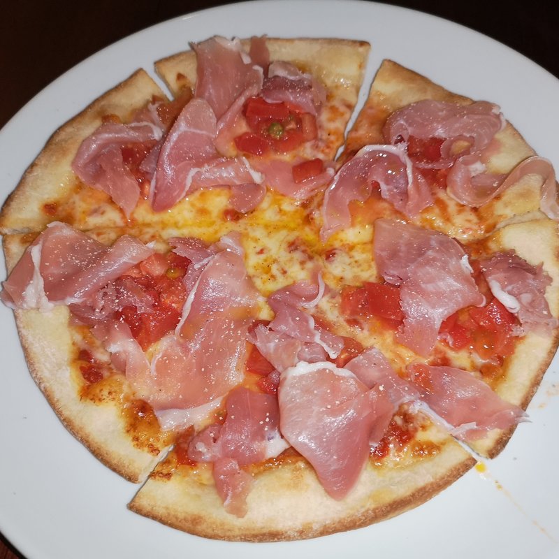 生ハム生トマトのピッツァ(路地裏イタリアン Mimoza （ミモザ） )