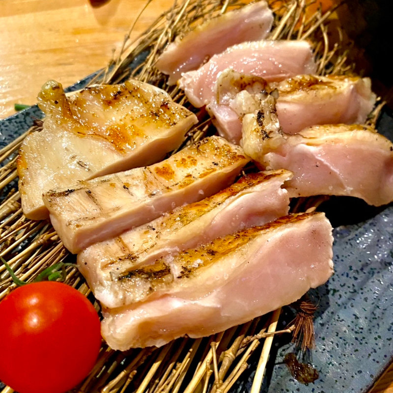 地鶏むね岩塩タタキ炙り(番長)