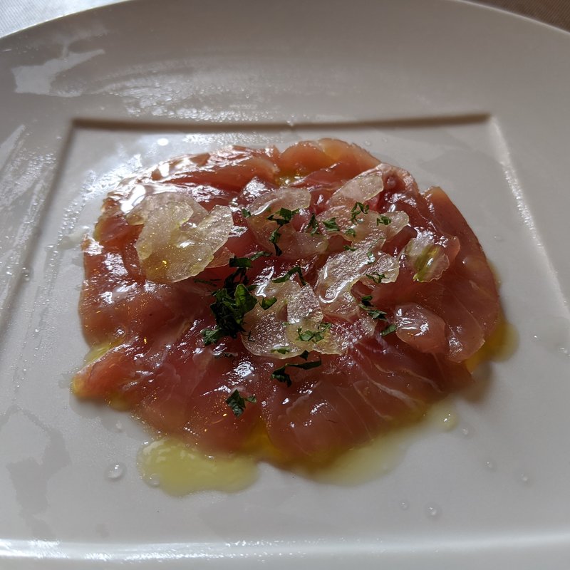 メジマグロのカルパッチョ(アル・ケッチァーノ （Al che-cciano）)