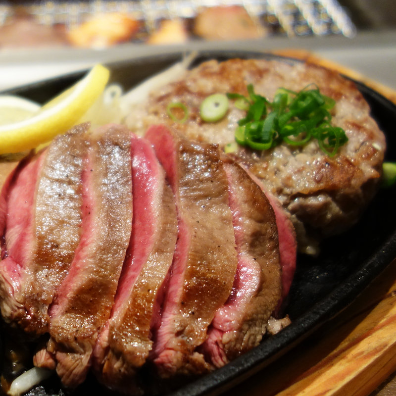 黒毛和牛ハンバーグ＆熟成厚切り牛タンステーキの欲張りコラボ鉄板(特選黒毛和牛焼肉 ベンジャミンランチ天神/警固)