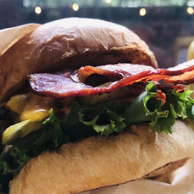 ベーコンチーズバーガー(SHE WOLF DINER)