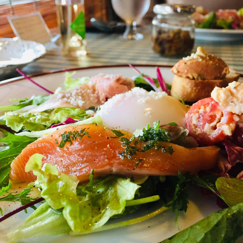 スモークサーモンのシーザーサラダ(ラ・ショミエル )