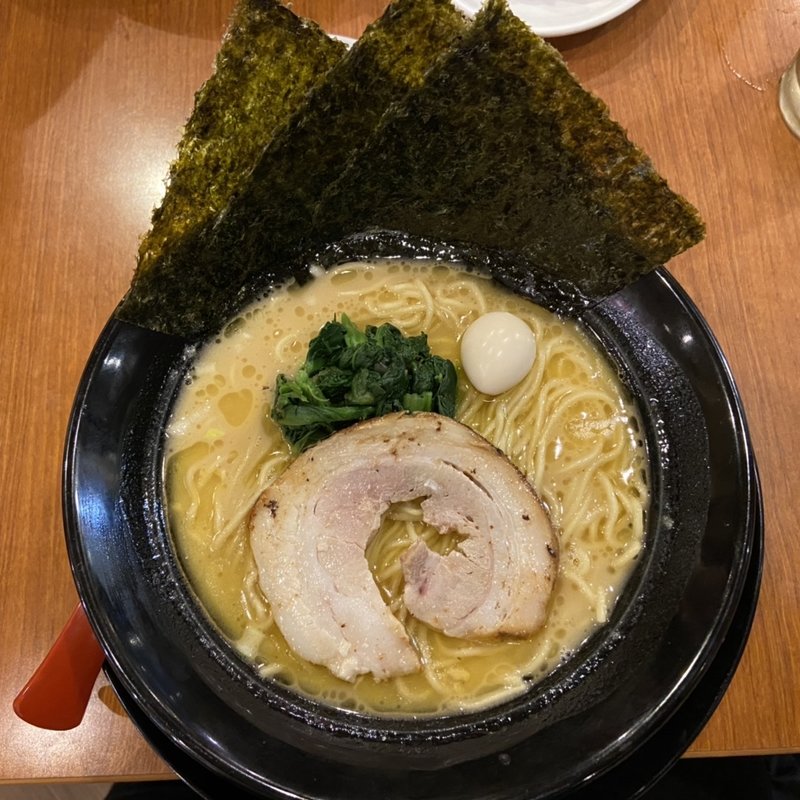 醤油とんこつラーメン(横浜家系ラーメン一新屋)