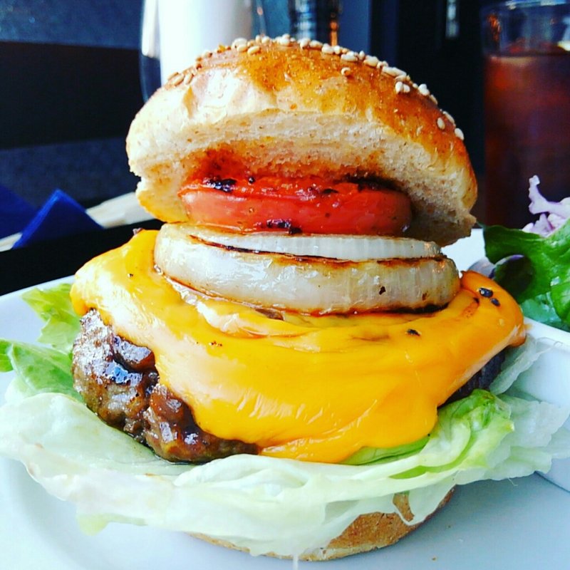 和牛あかうしの炭焼ビストロチーズバーガー(炭火ビストロSouple)