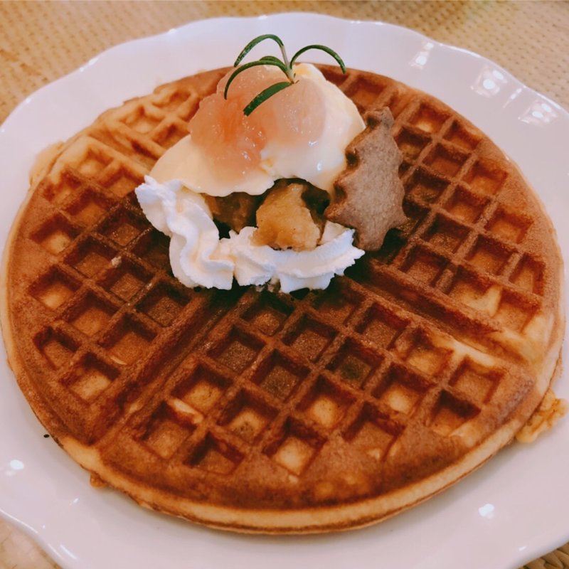 季節のフルーツとワッフル　　りんごとキャラメワッフル(紅茶専門店　ディンブラ)