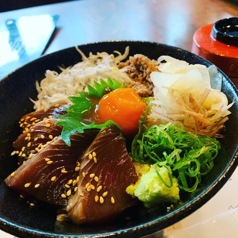 カツオ漬けとしらすのハーフ＆ハーフ丼(わらやき屋 品川 )