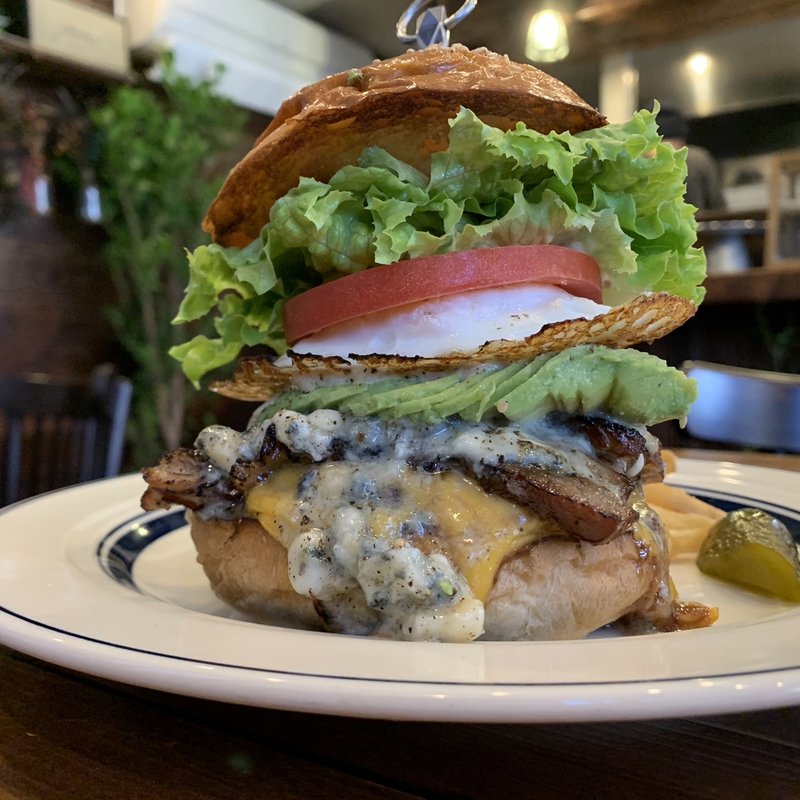 アボカドベーコンエッグチーズバーガー+ゴルゴンゾーラ(アンバープレイス)