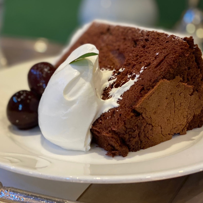 ショコラーデ・シフォンケーキのヤムゼ（コーヒーor紅茶とのセット）(オーストリッヒカフェウィーン )