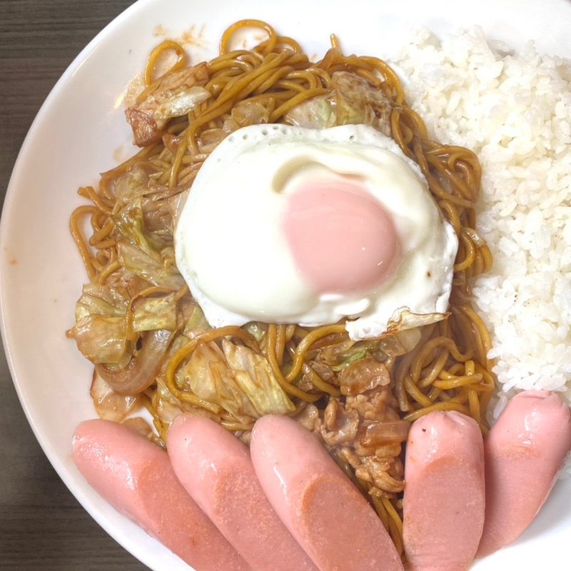 焼そばライス/大盛＋目玉焼き＋ギョニソ(焼そばランラン)