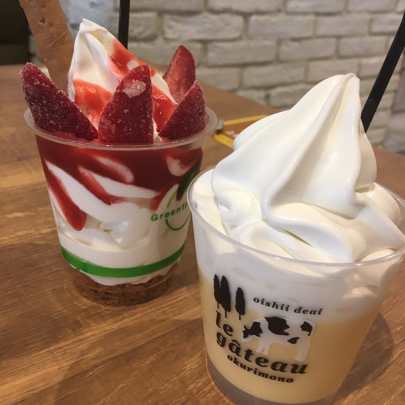 たまごプリン　ソフトのせ(牧場創菓momom イオンモール幕張新都心店)