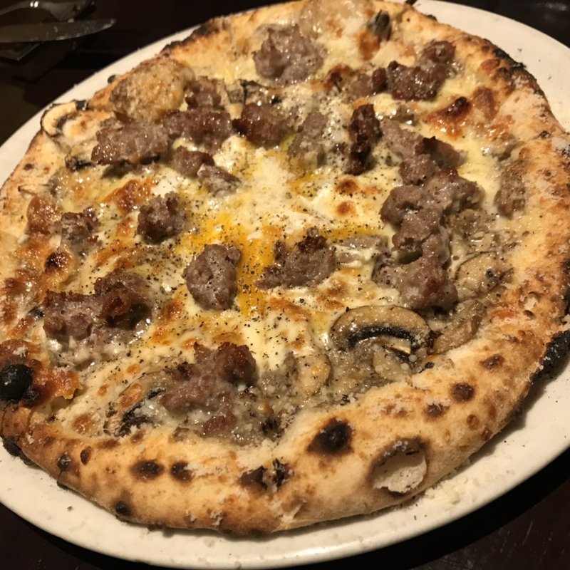 白河高原清流豚自家製サルシッチャとフレッシュなマッシュルーム、3種のチーズのビアンコ(LEGAME)