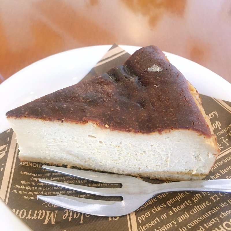 バスクチーズケーキ（キャラメル）(T2の菓子工房 ハーバー店 （ティーツー）)
