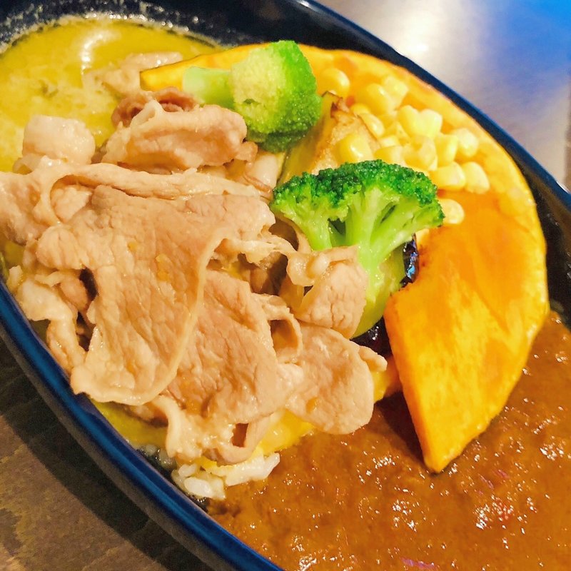 あいがけカレー（豚の生姜焼き、ふわふわ出汁オムレツトッピング）(中延の「カフェ＆ごはんバル Blue」で週末だけ間借りしてるカレー屋さん)