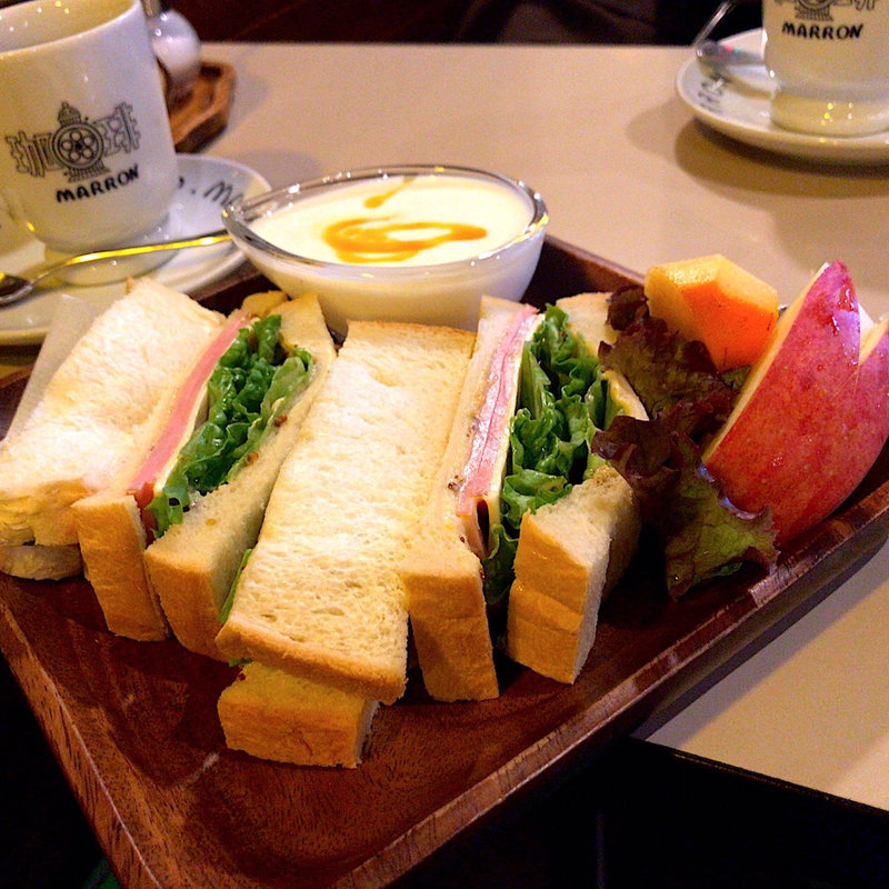 チーズとハムサンドとヨーグルト(喫茶 マロン )
