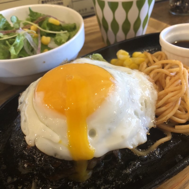 粗挽きジューシーハンバーグの目玉のせ(Grain Kitchen)