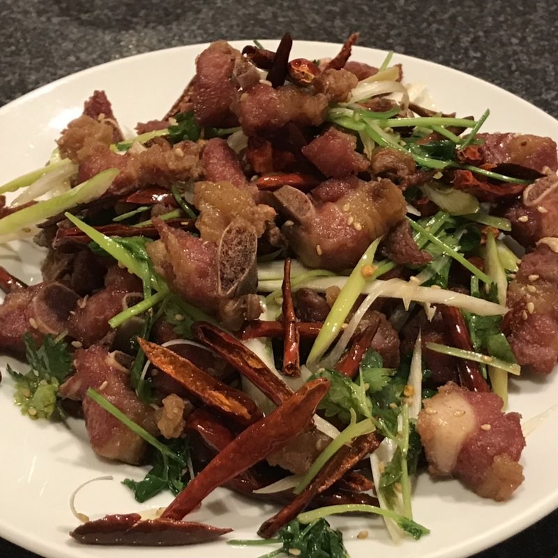 スペアリブの香辛炒め(故郷羊肉串店)