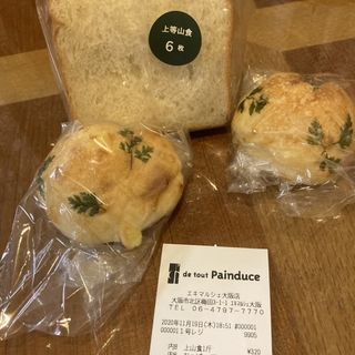 上等山食パンとおっぱいパン2ヶ(デ・トゥット・パンデュース エキマルシェ大阪店 （de tout Painduce）)