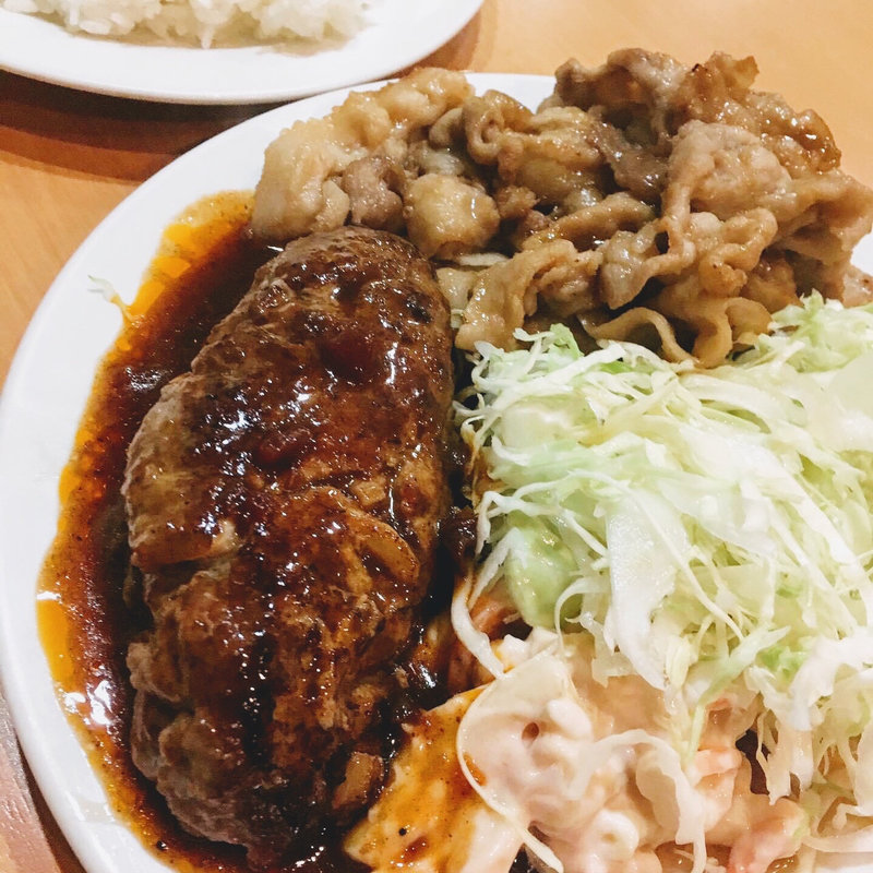 ハンバーグとしょうが焼き(キッチンまつむら )