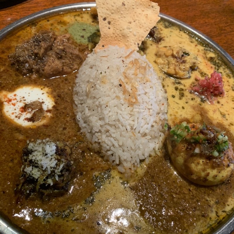 カレープレート　ご飯大盛り　ビンダルーたまご　なんこつベンガルキーマトッピング(カレー屋バンバン )