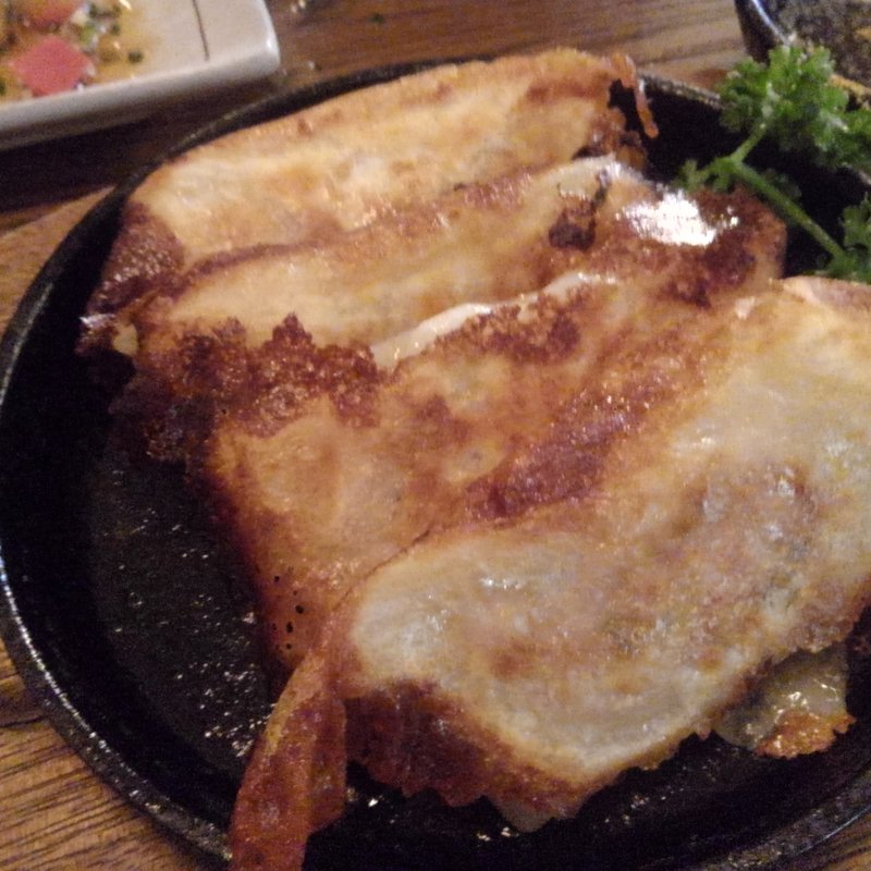 【名物】軟骨入りモチモチ皮の鶏棒餃子定食(鶏のチョモランマ 亀有店)