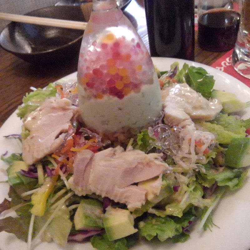 アボカドと棒棒鶏の彩りチョモランマサラダ(鶏のチョモランマ 亀有店)