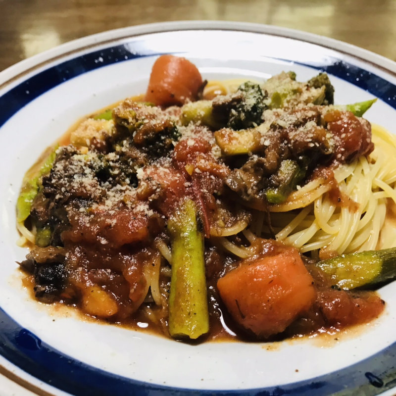 野菜たっぷりビーフスープ仕立てパスタ(BOXX Coffee & X-presso)