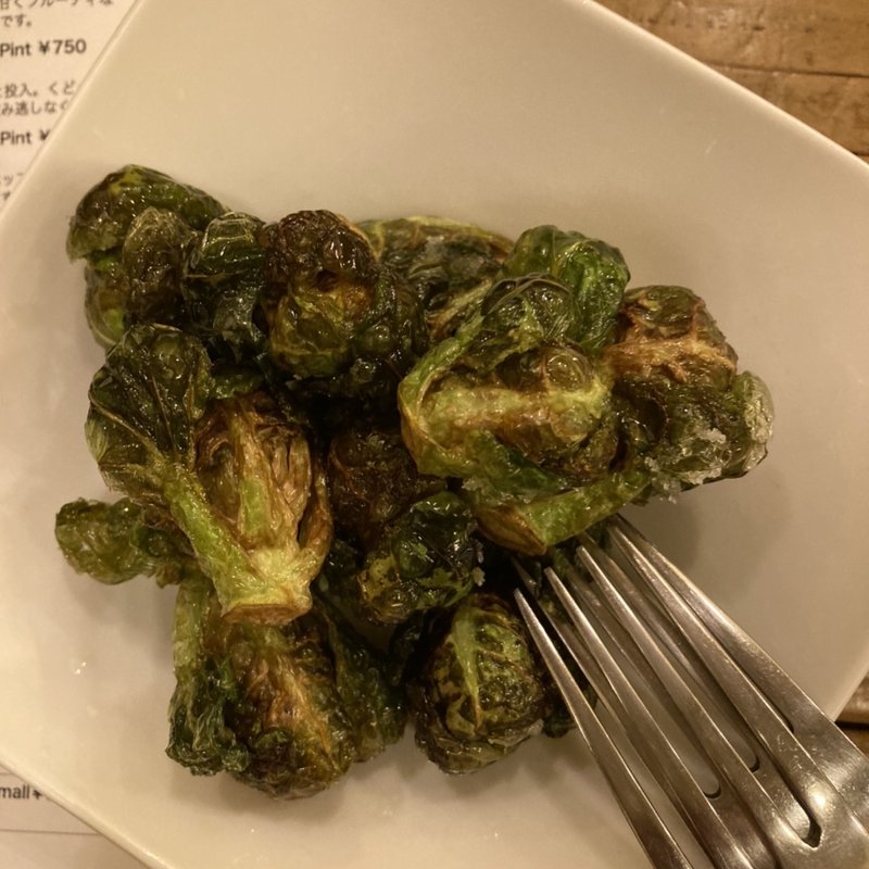 芽キャベツ素揚げ(ビアパブ イシイ)