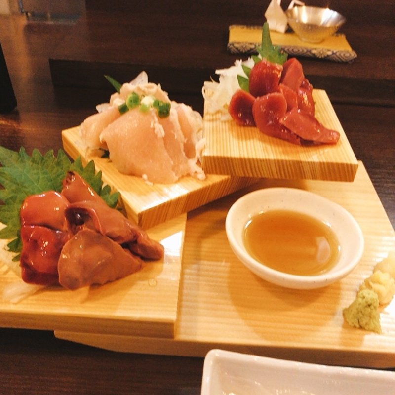 鳥刺しの盛合せ(鶏時々豚)