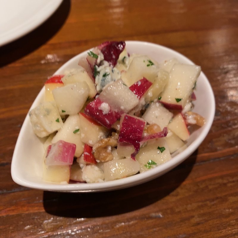 リンゴとくるみ、ゴルゴンゾーラのサラダ(鶴見葡萄酒酒場 )