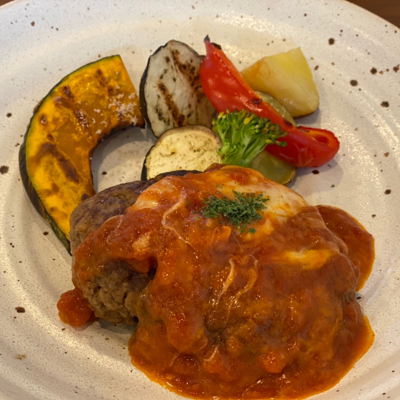 ハンバーグ トマトチーズソース五穀ご飯付き(よつ葉CAFE （ヨツバカフェ）)