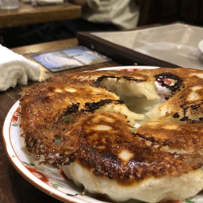 ジャンボ餃子withにんにく醤油と自家製ラー油(ウォータリングホール)