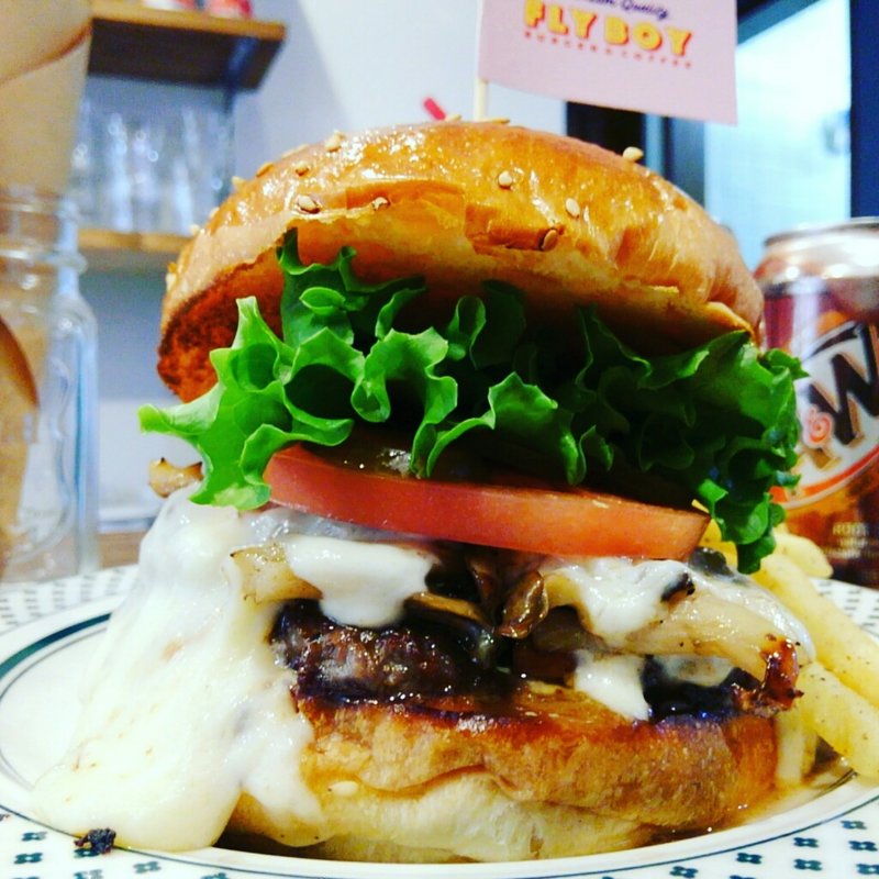 燻製香るキノコのモッツァレラチーズバーガー(FLY BOY BURGER & COFFEE)