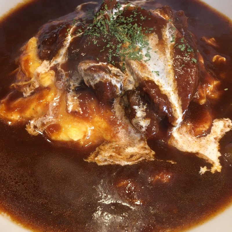 牛タンのせオムハヤシ(美味卵家)