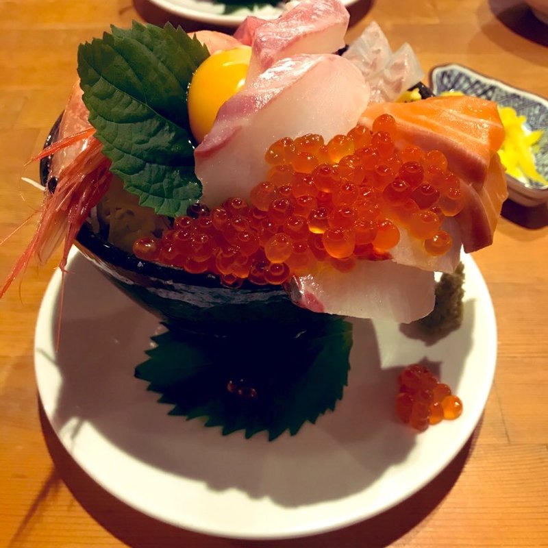 1日限定5食、漁師のこぼれ海鮮丼(海鮮居酒屋 天満産直市場)