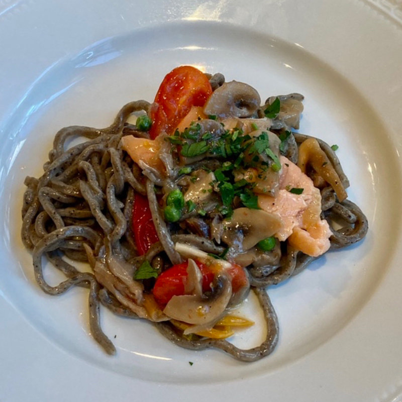 トランペット茸を練りこんだコルドネッティ　桜鱒とキノコのソース(La Sfoglina)